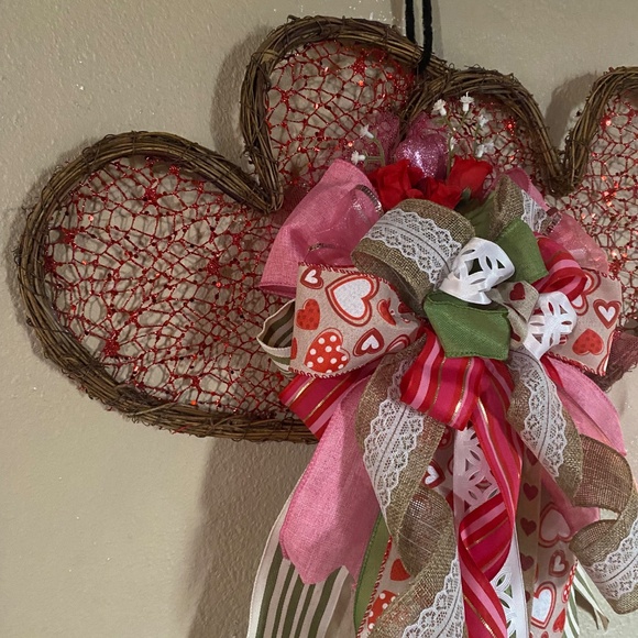 Beautiful double heart Valentine’s Day wreath - Picture 3 of 9